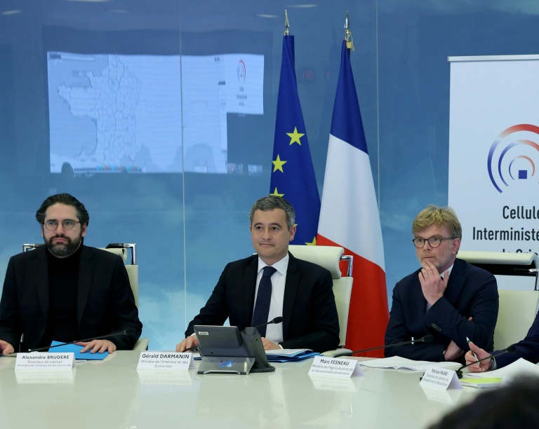 Gérald Darmanin (c), alors ministre français de l'Intérieur, Alexandre Brugère (g), alors son chef de cabinet, et Marc Fesneau, alors ministre de l'Agriculture, lors d'une  cellule interministérielle de crise, le 28 janvier 2024 à Paris