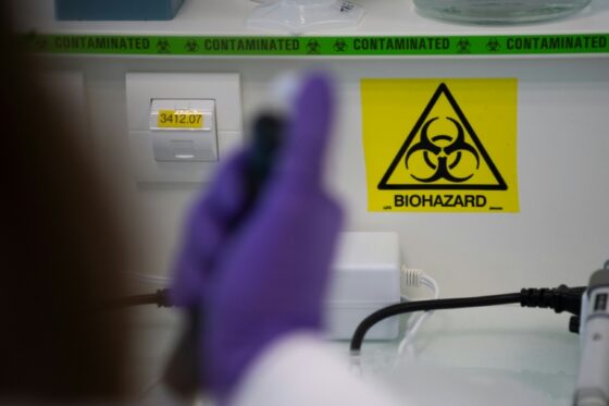 Laboratoire avec un panneau de biohazard, lié au virus Shamonda.