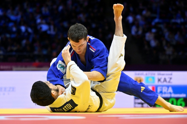 Le Français Romain Valadier-Picard (d) contre le Kazakhstanais Sherzod Davlatov  en quart de finale des -60 kg aux Mondiaux de judo le 4 octobre 2026 à Bakou
