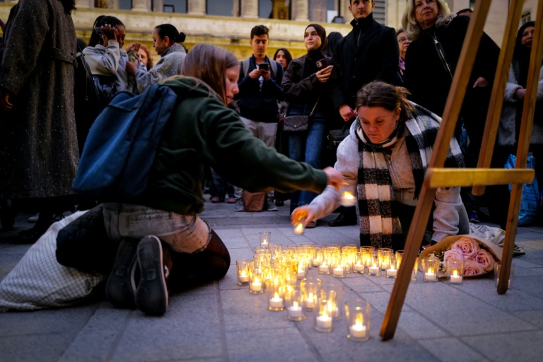 Plusieurs centaines de personnes rendent hommage le 26 octobre 2026 à Lyon aux victimes de l'attentat raciste de Trappes (Yvelines)
