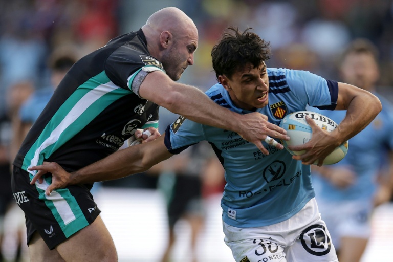 L'ailier de Perpignan Théo Forner (à droite) plaqué par le talonneur de Vannes Dave Cherry en Top 14 au stade Aimé-Giral de Perpignan, le 10 octobre 2026 en France