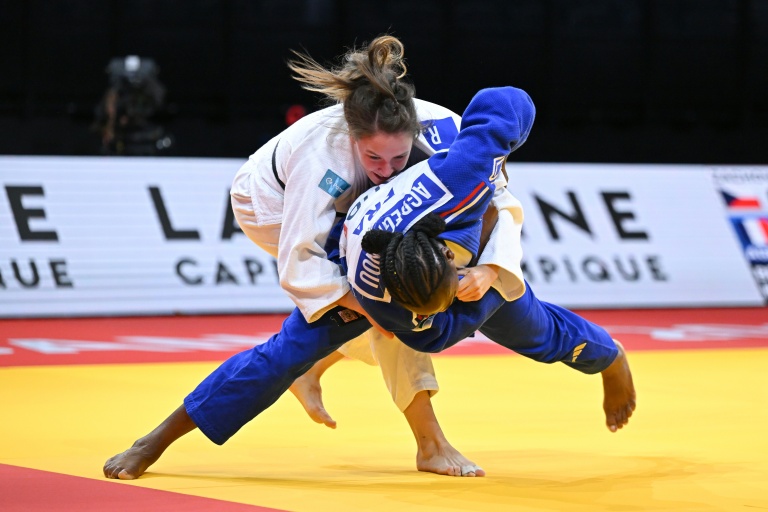 Clarisse Agbegnenou (en bleu) place une attaque sur Renata Zachova lors du combat pour la médaille de bronze des 63kg au Grand Slam de Lausanne, le 29 août 2026