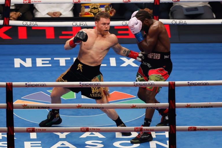 Canelo Alvarez (g) affronte Terence Crawford pour le titre de champion des super moyens, le 13 septembre 2025 à Las Vegas