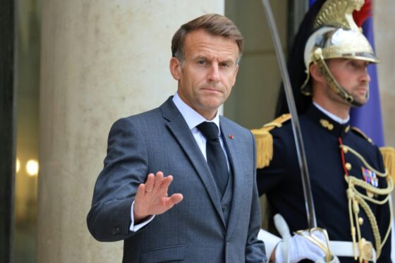 Emmanuel Macron s'exprime lors d'une rencontre avec Volodymyr Zelensky à Bruxelles.