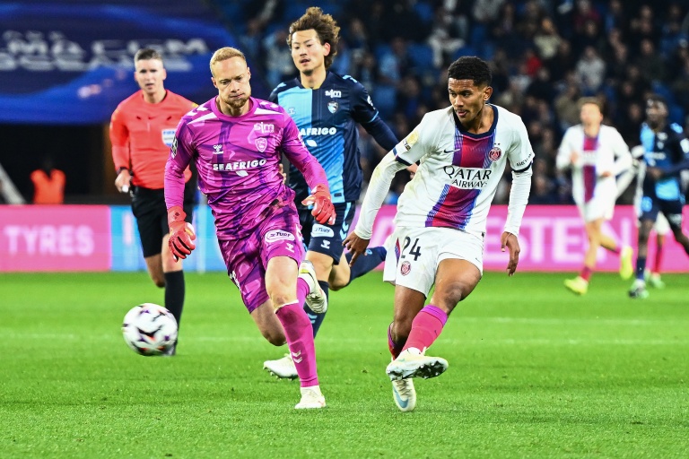 Le Parisien Senny Mayulu buteur devant Arnaud Bodart lors du large succès du PSG sur la pelouse du Havre au stade Océane en Ligue 1 le 30 octobre 2026