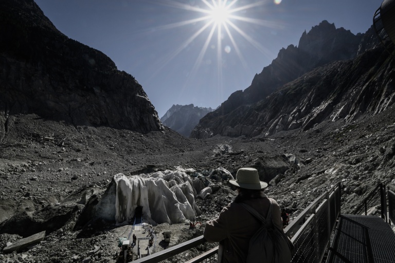 Des touristes observent ce qui reste de la Mer de glace dans le massif du Mont Blanc, dans les Alpes françaises, le 23 septembre 2026