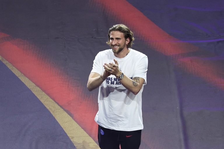 Le défenseur ukrainien du PSG Illia Zabarnyi lors des festivités marquant la victoire du club en Ligue des chapions, le 31 mai 2026 au Parc des Princes