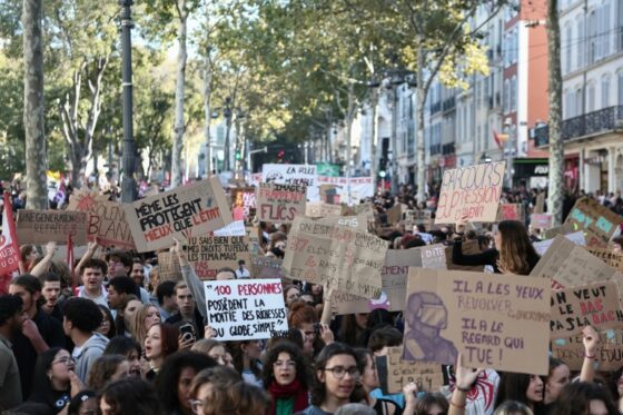 Des manifestants avec des pancartes lors de la mobilisation lycéenne à Paris