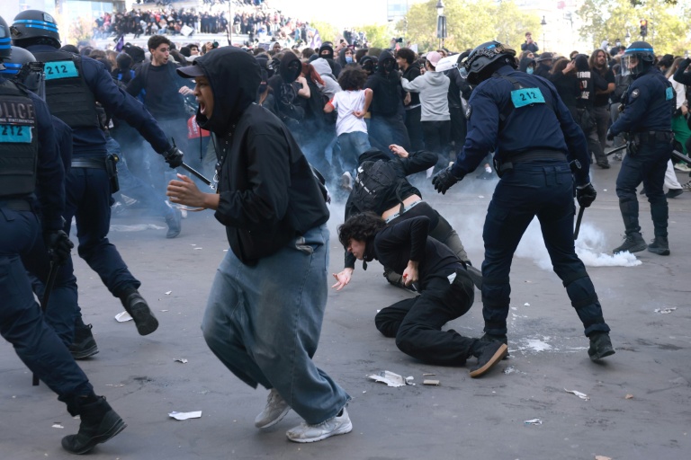 Affrontements entre manifestants et les forces de l'ordre anti-émeute lors d'une manifestation de lycéens place de la Bastille à Paris, le 8 octobre 2026