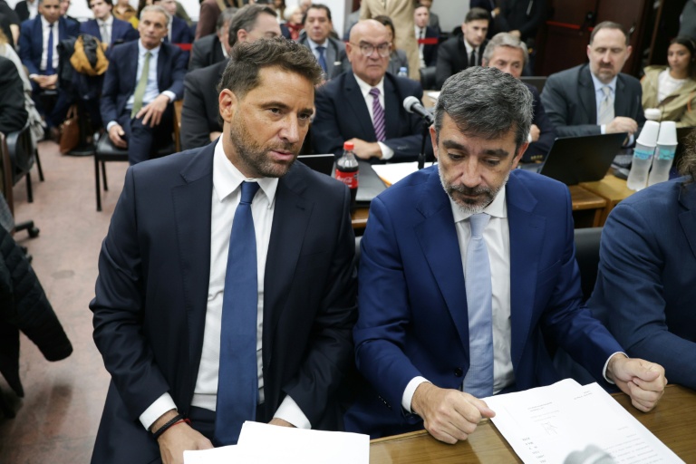 Les procureurs Patricio Ferrari (g) et Cosme Iribarren assistent à l'audience consacrée aux plaidoiries du procès concernant la mort du footballeur Diego Maradona, au tribunal de San Isidro, au nord de Buenos Aires, le 8 octobre 2026 en Argentine