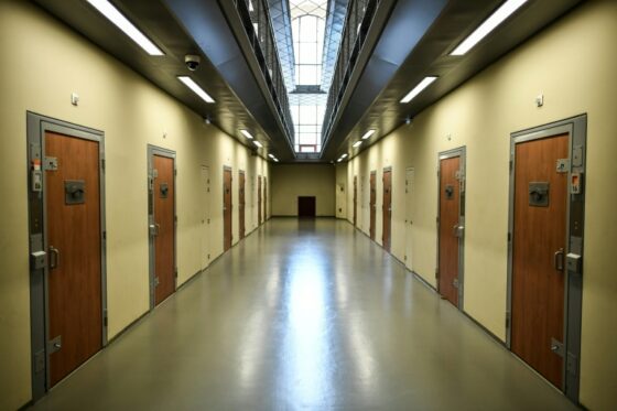 Couloir d'une prison en France avec plusieurs cellules