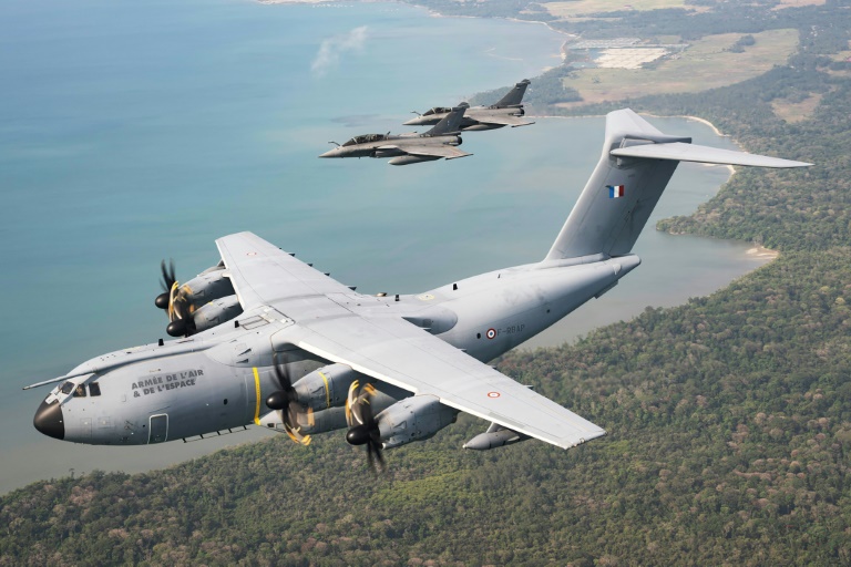 Un Airbus A400M français ravitaille en vol deux chasseurs Rafale B au-dessus de l'Indonésie le 22 septembre 2026 lors de la mission Pégase 26