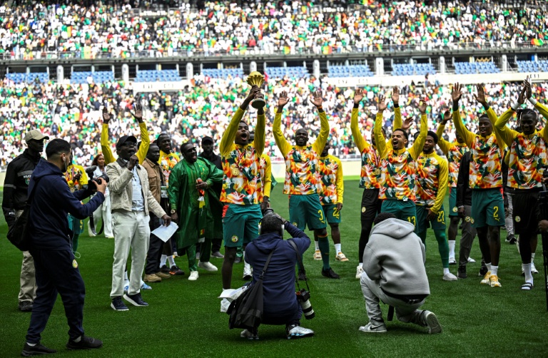 Les joueurs sénégalais célèbrent la Coupe d'Afrique des Nations au Stade de France (Saint-Denis) avant leur match amical contre le Pérou, le 28 mars 2026