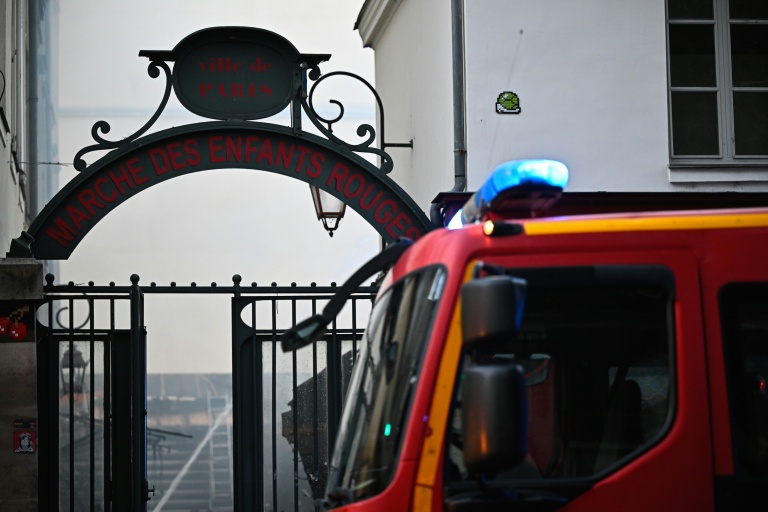 Les pompiers interviennent sur un incendie qui a ravagé le marché historique des Enfants rouges à Paris, le 12 octobre 2026