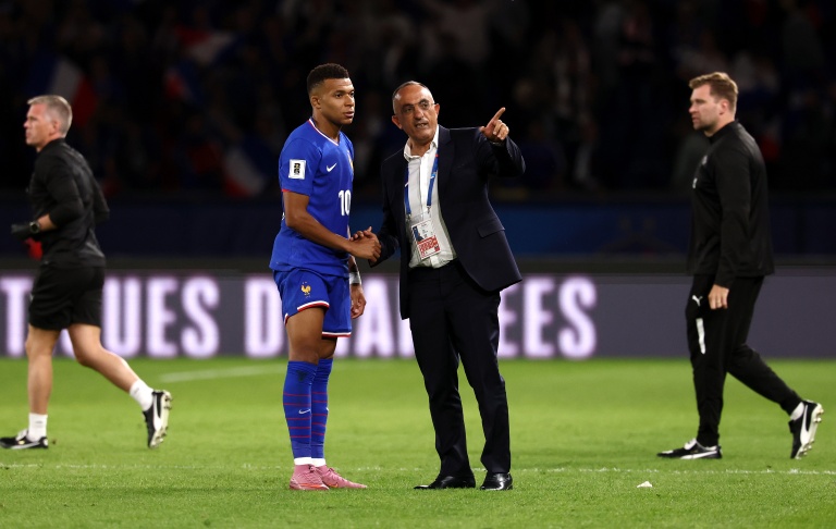 Fayza Lamari avec Kylian Mbappé lors d'un événement de football.