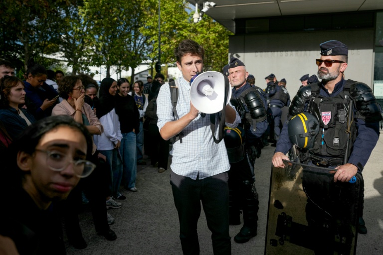 Rassemblement de plusieurs centaines d'élèves et enseignants du lycée Paul-Eluard de Saint-Denis le 15 octobre 2026 contre l'intervention de la police dans leur établissement