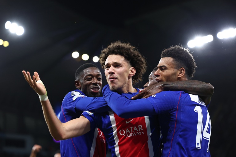 Maghnès Akliouche est félicité par Ousmane Dembélé (G) et Désiré Doué (D) lors de la victoire en Ligue des champions sur le terrain de Manchester City