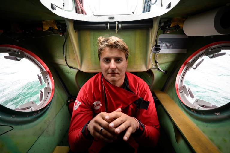 Basile Bourgnon pose à l'intérieur de son trimaran Edenred de la catégorie Ocean Fifty, le 17 septembre 2026 au large de La Trinité-sur-Mer alors qu'il se prépare pour la Route du Rhum