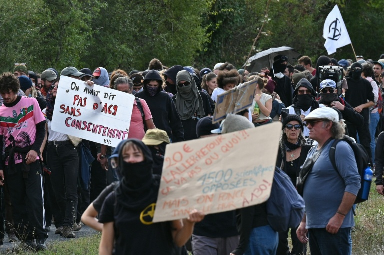 Des manifestants opposés à l'A69 à proximité du chantier à Cambounet-sur-le-Sor, dans le Tarn, le 10 octobre 2026