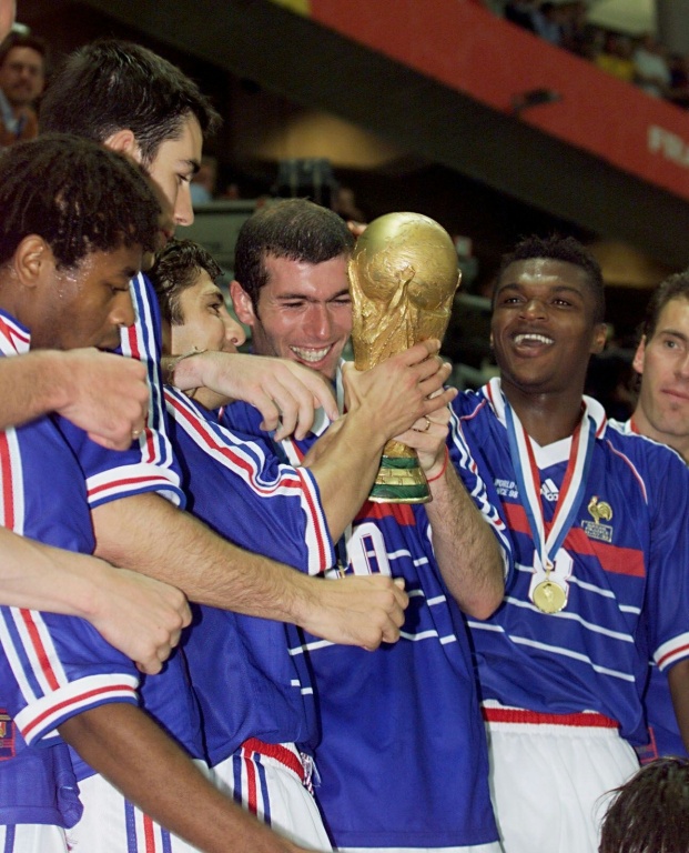 Zinédine Zidane, auteur d'un doublé lors de la finale du Mondial-2998, brandit la Coupe du monde, le 12 juillet au Stade de France