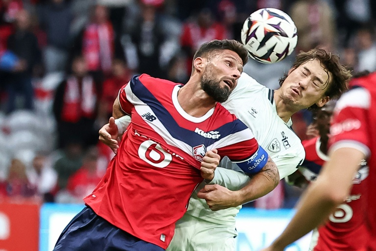 L'attaquant de Lille Olivier Giroud (G) lors du match contre Le Havre, le 10 octobre 2026, avant de rencontrer Arsenal, son ancien club, en Ligue des champions