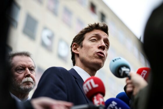 Édouard Geffray s'exprime lors d'une manifestation lycéenne à Toulouse