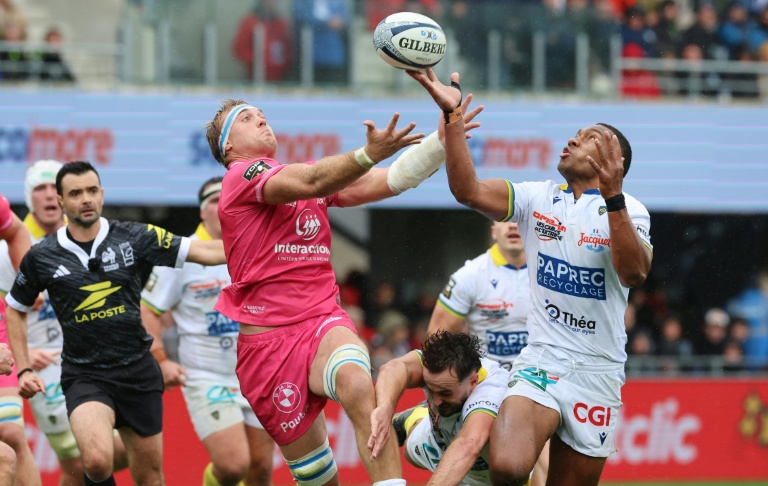 Le flanker argentin de Vannes Francisco Gorrissen et le centre fidjien de Clermont Alivereti Loaloa à la lutte pour le ballon en TOP 14 le 24 octobre 2026 au Stade de la Rabine à Vannes
