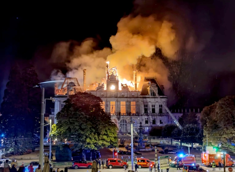 La mairie de Limoges en flammes, après qu'un groupe d'individus est entré en force lors d'une manifestation contre la vie chère, le 17 octobre 2026