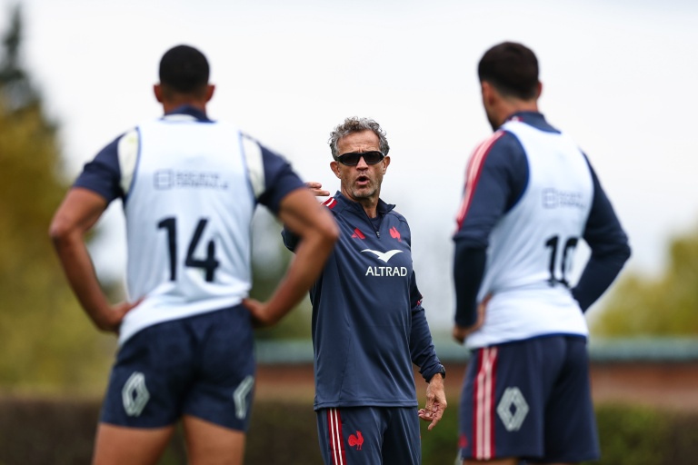 Fabien Galthié lors d'une séance d'entraînement avec des joueurs de l'équipe de France
