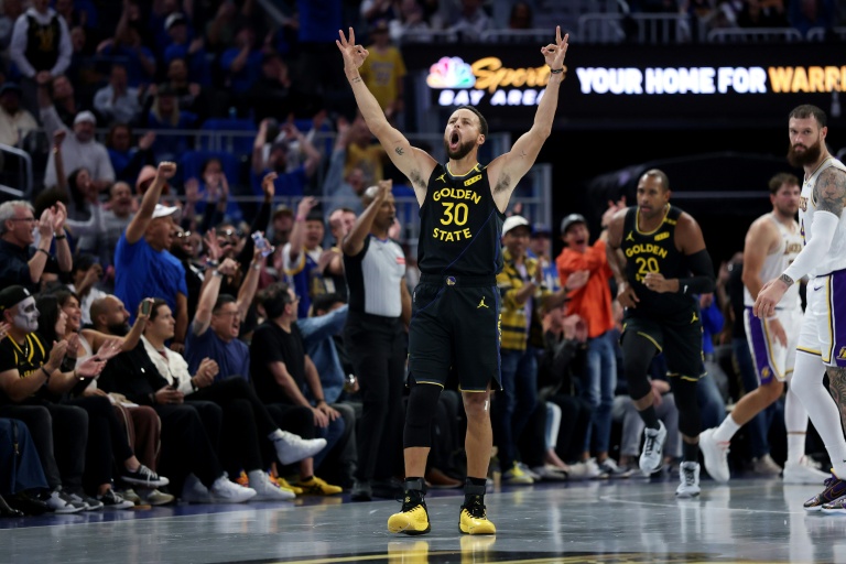 Stephen Curry, la star des Golden State Warriors, célèbre le panier de son coéquipier Al Horford lors de la victoire des Warriors contre les Los Angeles Lakers en NBA Cup, à San Francisco, le 30 octobre 2026