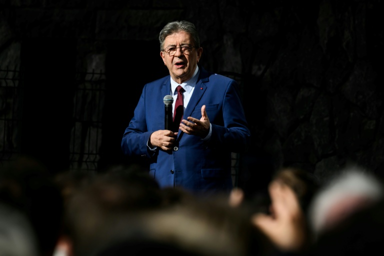 Jean-Luc Mélenchon s'exprime lors d'un meeting à Clermont-Ferrand