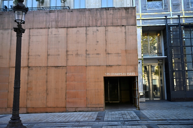 Des magasins protégés par des plaques de bois sur les Champs-Elysées à Paris en prévision des nouvelles manifestations, le 31 octobre 2026