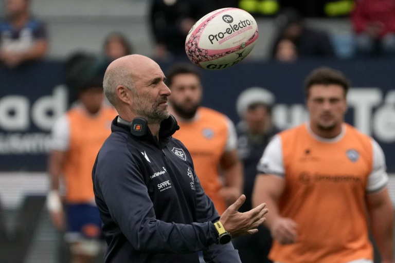 L'entraîneur de Castres Xavier Sadourny durant un échauffement avant un match contre le Stade français au stade Pierre-Fabre le 24 octobre 2026