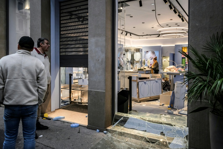 Un commerce pillé la veille lors d'une manifestation contre la vie chère, le 18 octobre 2026 à Lyon