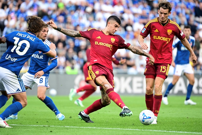 Le défenseur de l'AS Rome Gianluca Mancini face aux joueurs de Côme Nico Paz et Maxence Caqueret lors du nul (0-0) entre les deux équipes pour le compte de la 6e journée du Championnat d'Italie le 11 octobre 2026 au stade Giuseppe- Sinigaglia de Côme