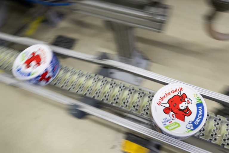 Des boîtes de Vache qui rit dans l'usine de Lons-le-Saunier, dans le Jura, le 6 cotobre 2026