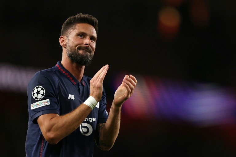 L'ancien Gunner Olivier Giroud répond aux applaudissements des fans d'Arsenal mardi après la défaite de Lille en Ligue des champions à l'Emirates Stadium de Londres.