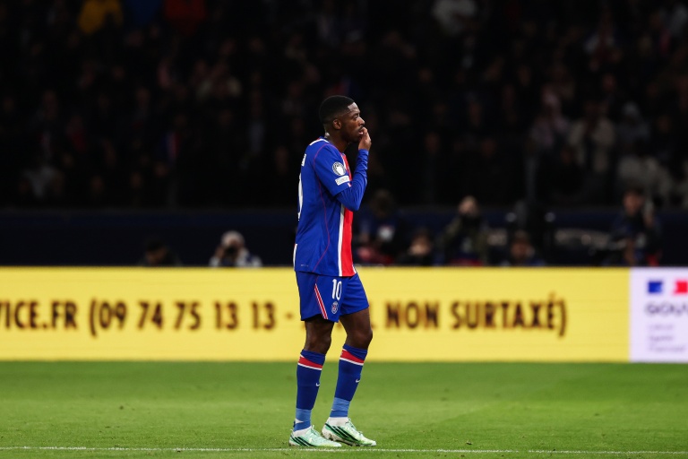L'attaquant du PSG Ousmane Dembélé, en train de quitter la pelouse du Parc des Princes après une blessure face au FC Barcelone, en Ligue des champions, le 20 octobre 2026