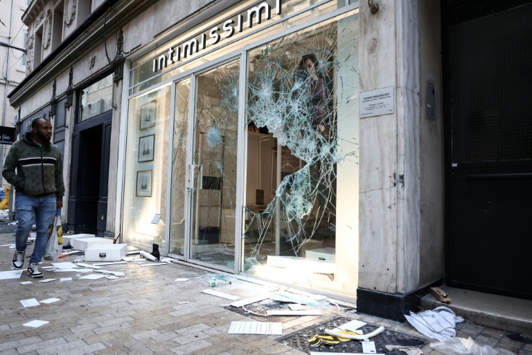 Des rues saccagées à Marseille le 18 octobre 2026 au lendemain de la journée de mobilisation nationale contre la 