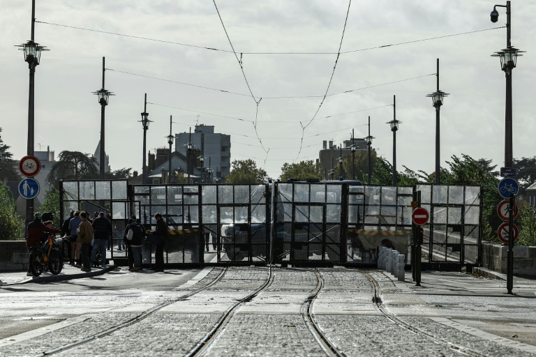 Un barrage dressé par des gendarmes sur un pont à Orléans, où se tient le congrès du Rassemblement national, le 25 octobre 2026