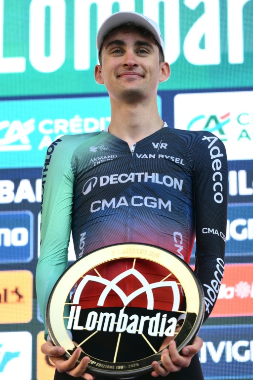 Le Français Paul Seixas, de l'équipe Decathlon CMA CGM, pose avec le trophée du Tour de Lombardie après sa victoire le 10 octobre 2026 à Bergame