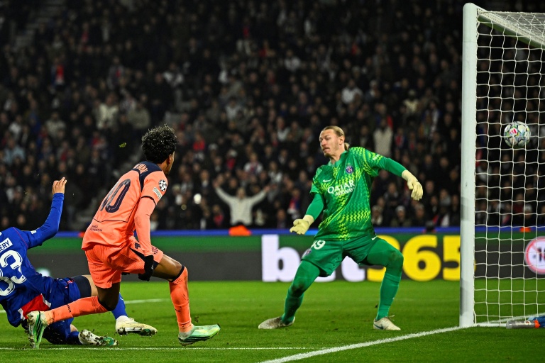 L'attaquant de Barcelone Lamine Yamal (au centre) bat le gardien du PSG Matveï Safonov (à droite) le 20 octobre 2026 en Ligue des champions, au Parc des Princes