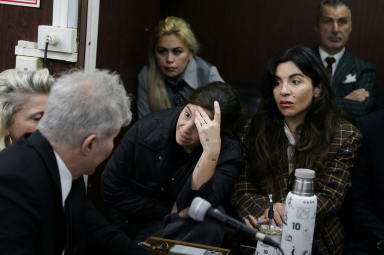 Dalma (c) et Giannina Maradona (d), filles de Diego Maradona, parlent avec leur avocat Fernando Burlando (g) avant une audience du procès concernant le décès du footballeur, au tribunal de San Isidro, au nord de Buenos Aires, le 8 octobre 2026 en Argentine