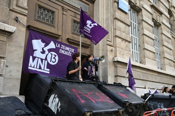 Des étudiants en mobilisation devant un lycée en France