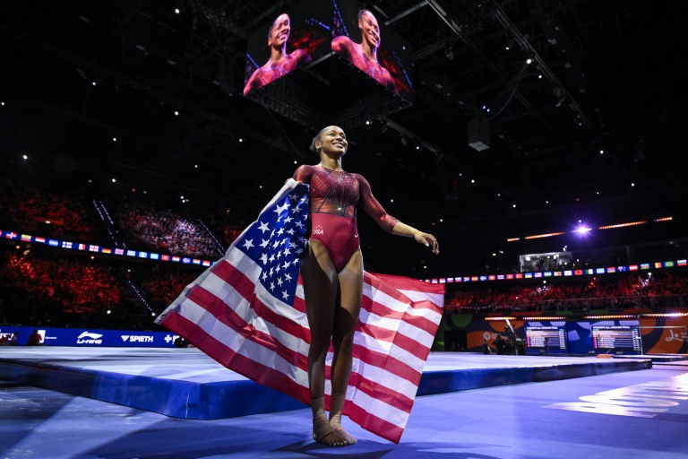 La joie de l'Américaine Skye Blakely titrée au concours général individuel aux Mondiaux de gymnastique artistique à Rotterdam le 23 octobre 2026