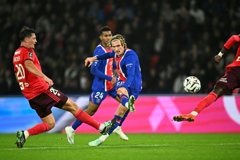 L'attaquant belge Mika Godts marque le deuxième but du PSG contre Lyon en Ligue 1 le 26 octobre 2026 au Parc des Princes à Paris