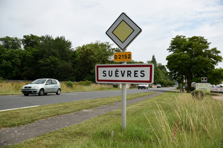 Un panneau de signalisation à l'entrée de la commune de Suevres, où Inass Touloub, la 