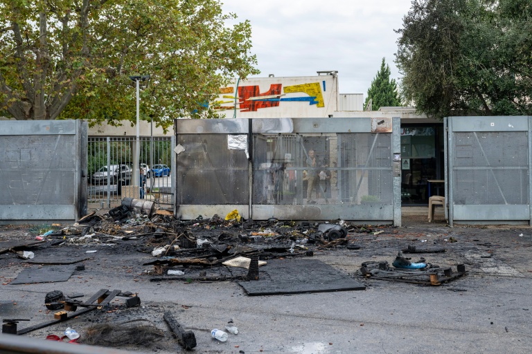 Devant l'entrée du lycée Saint-Exupéry à Marseille le 1er octobre 2026