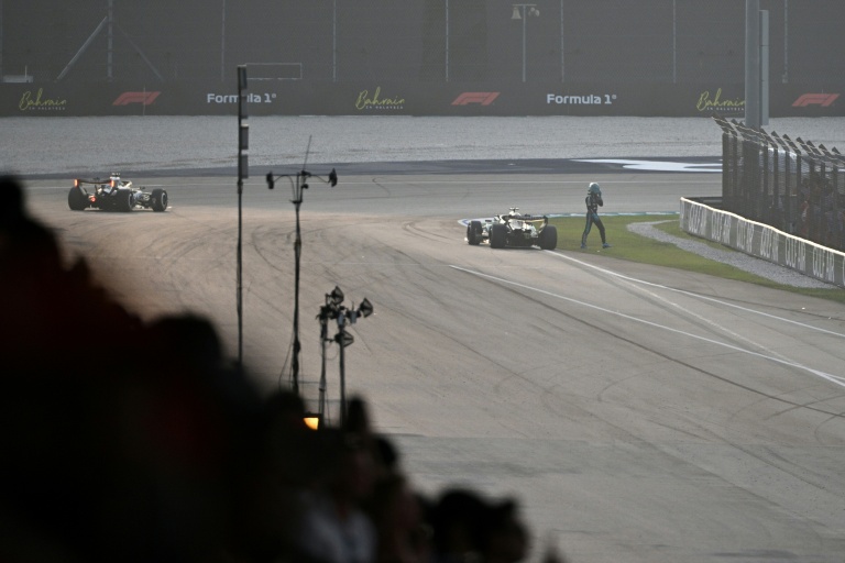 George Russell sort de sa voiture en panne à Sepang, Malaisie, le 4 octobre 2026