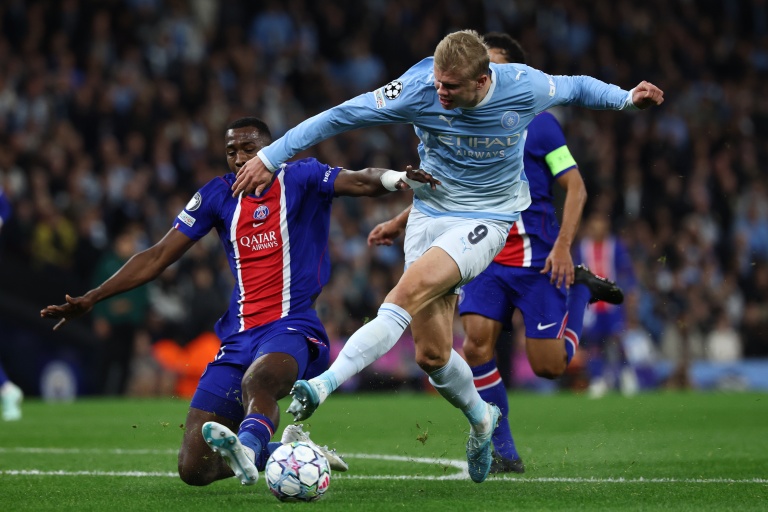 Le buteur des Citizens Erling Haaland s'infiltre dans la surface parisienne avant d'être taclé par le roc du PSG Willian Pacho, le 14 octobre 2026
